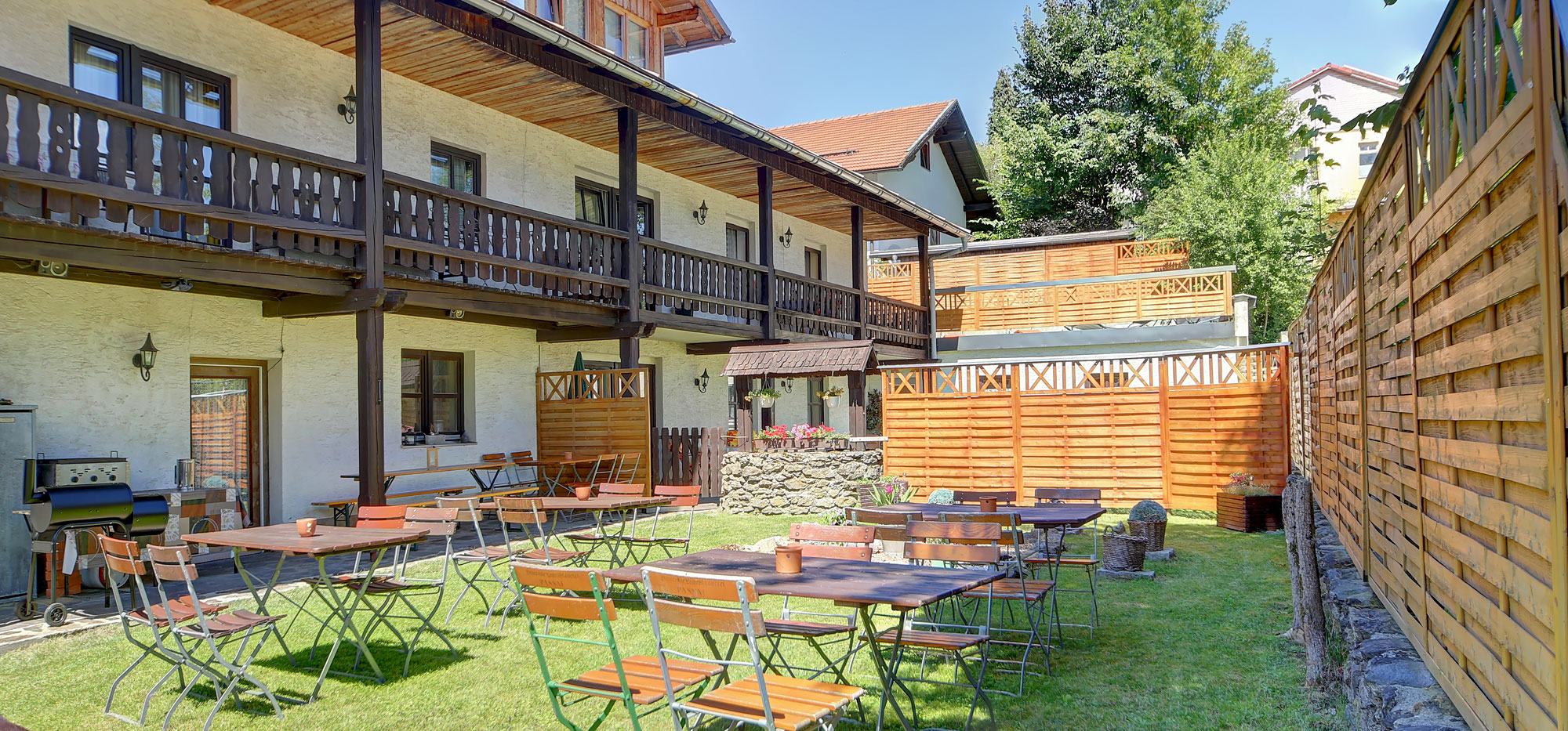 schöner Biergarten - Ferienhof in Bayern